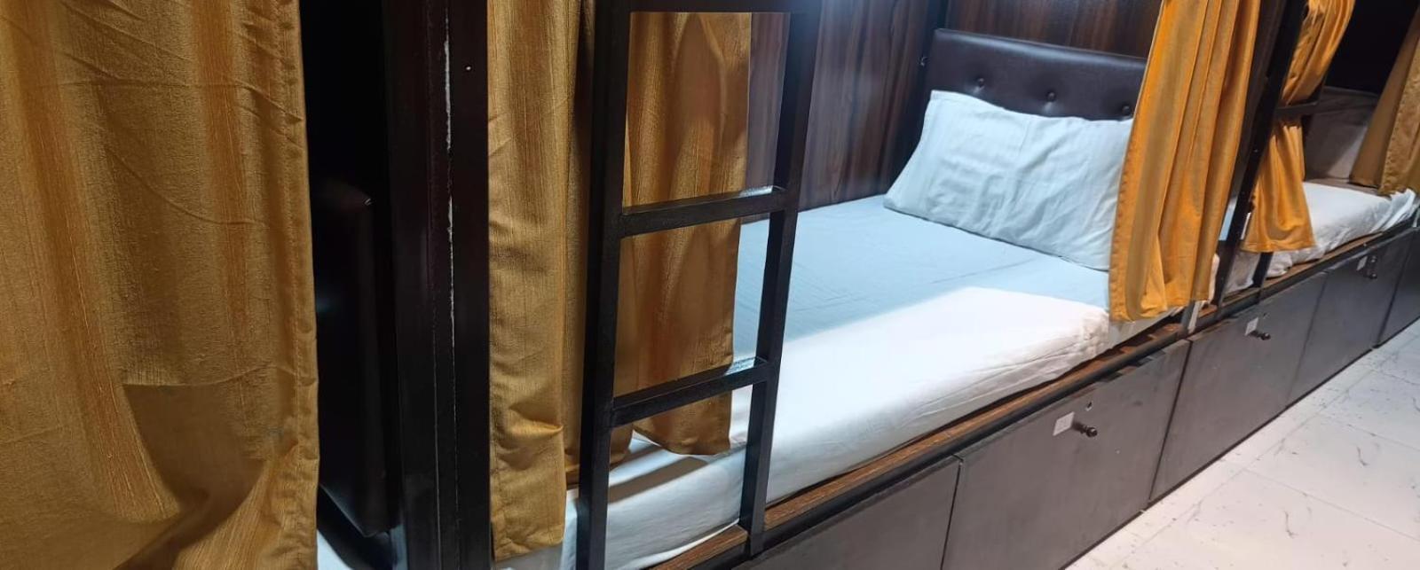 Golden View Dormitory Hotel Mumbai Exterior photo