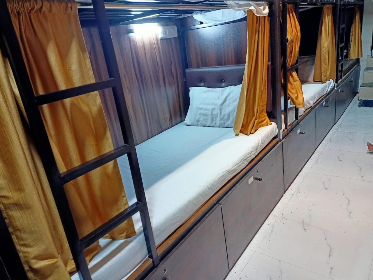 Golden View Dormitory Hotel Mumbai Exterior photo